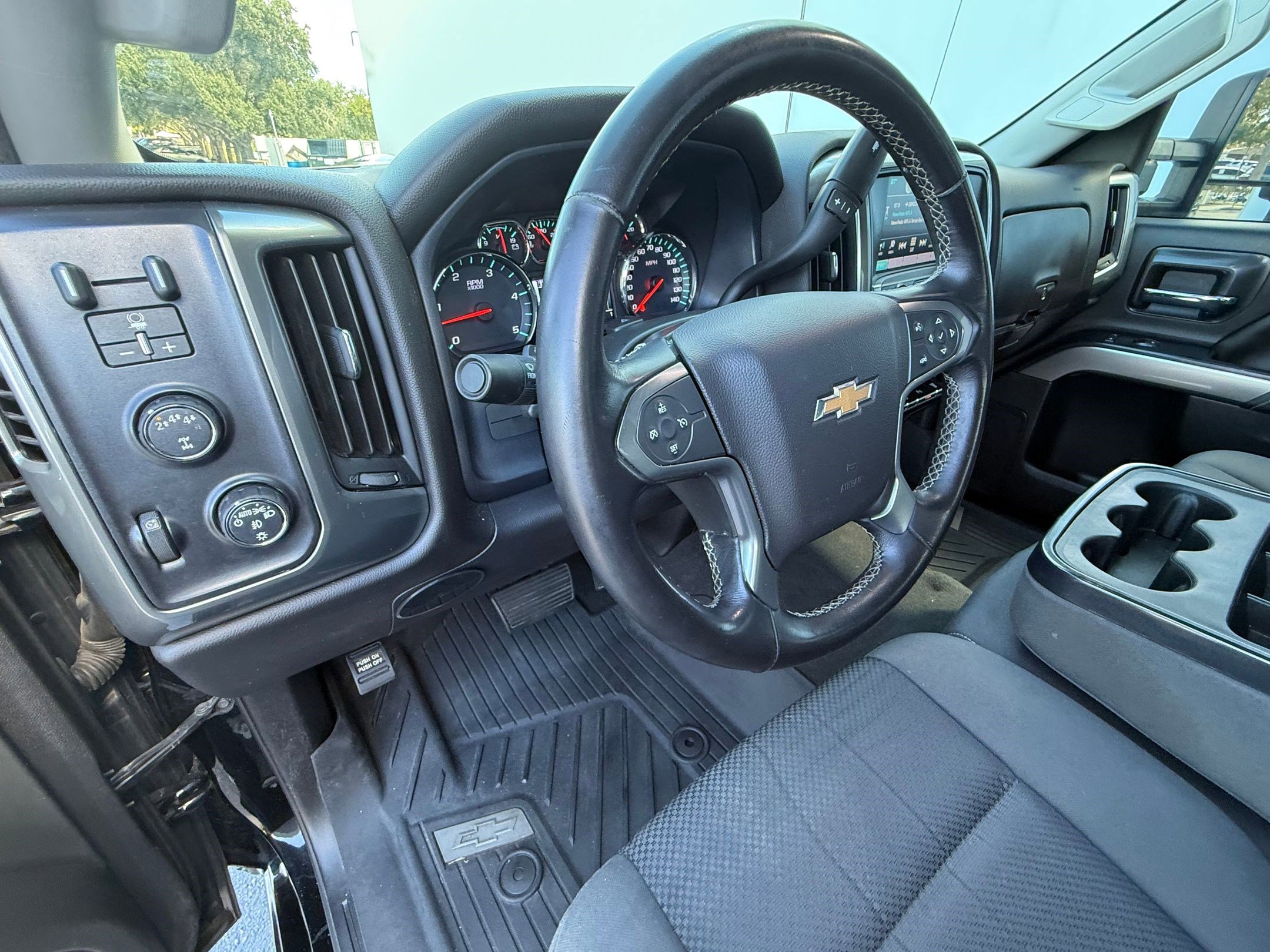 2019 Chevrolet Silverado 2500HD LT photo 3