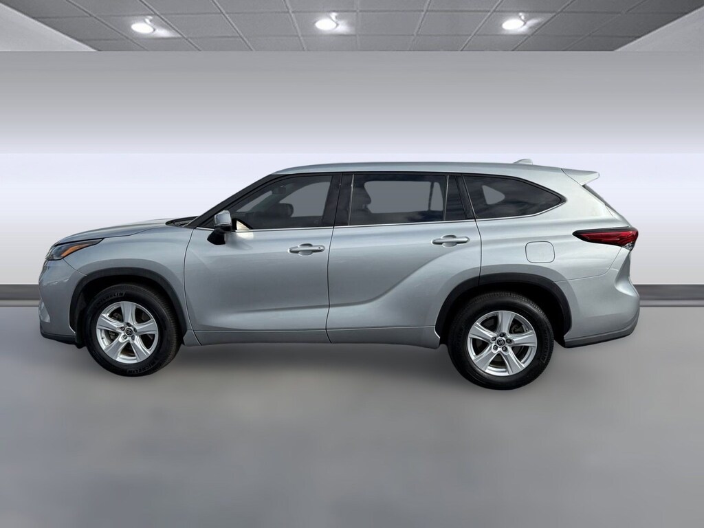 Used 2021 Toyota Highlander LE (LE FWD (Natl)) SUV