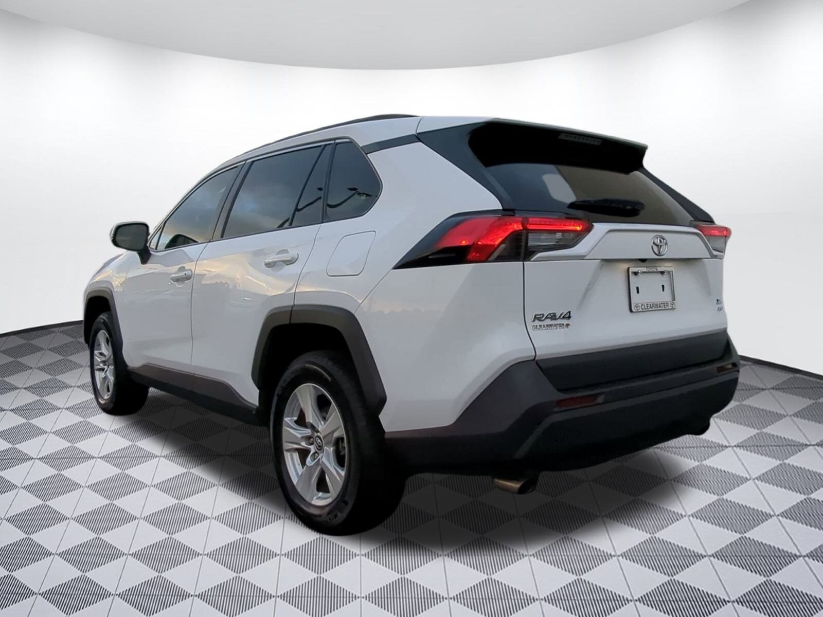 2020 Toyota RAV4 XLE photo 3