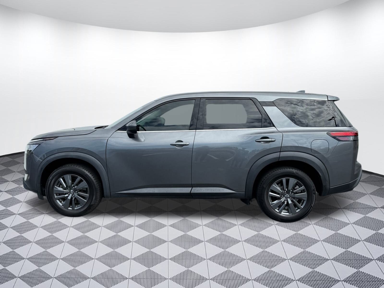 2022 Nissan Pathfinder S photo 2