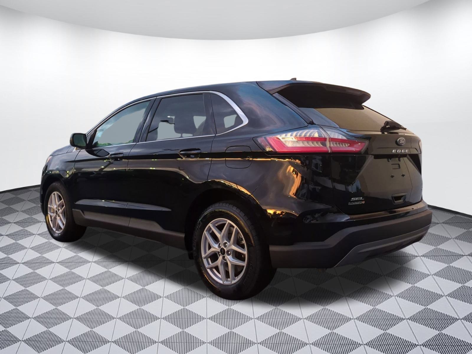 2024 Ford Edge SEL photo 2