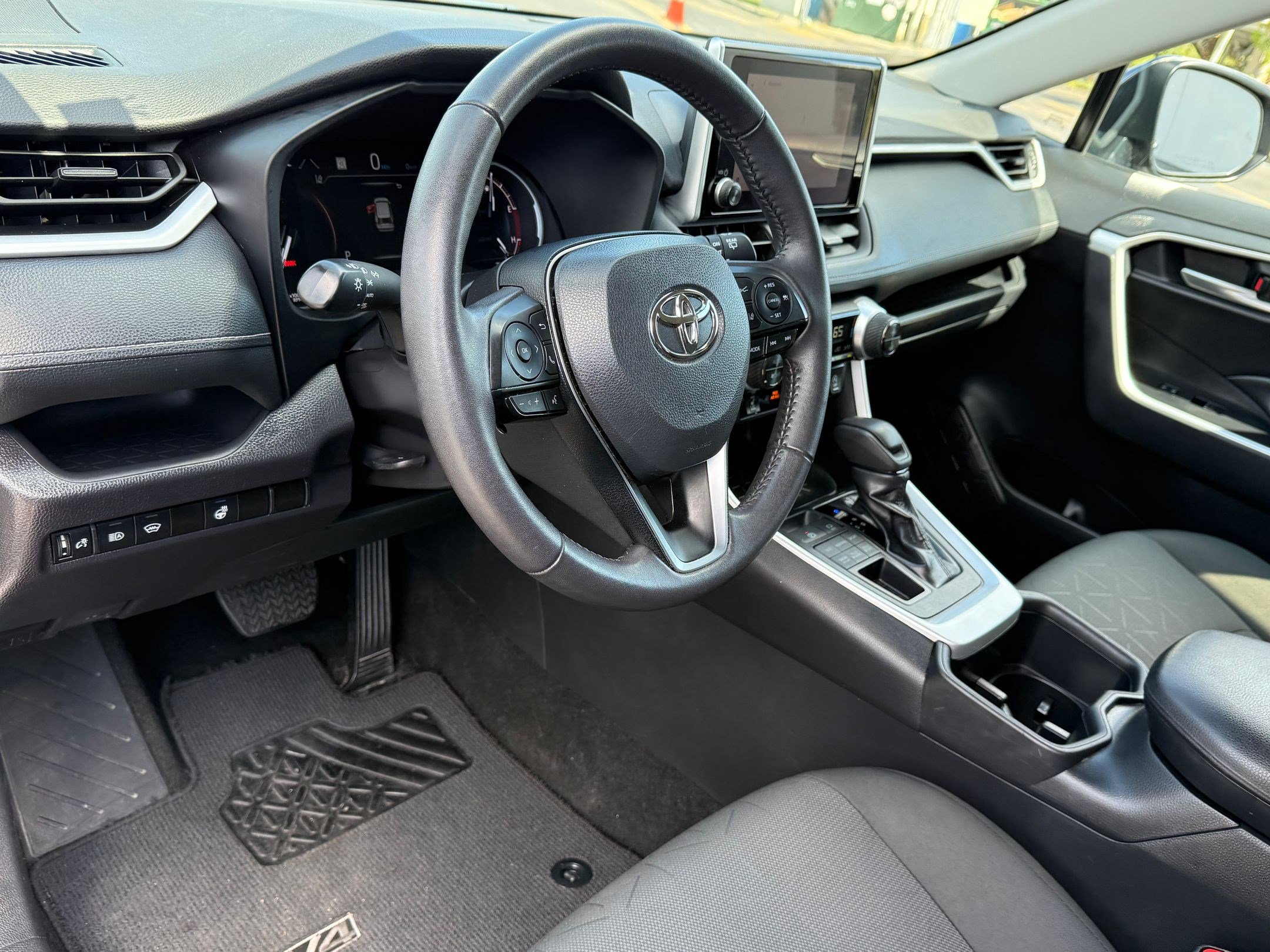 2024 Toyota RAV4 XLE photo 4
