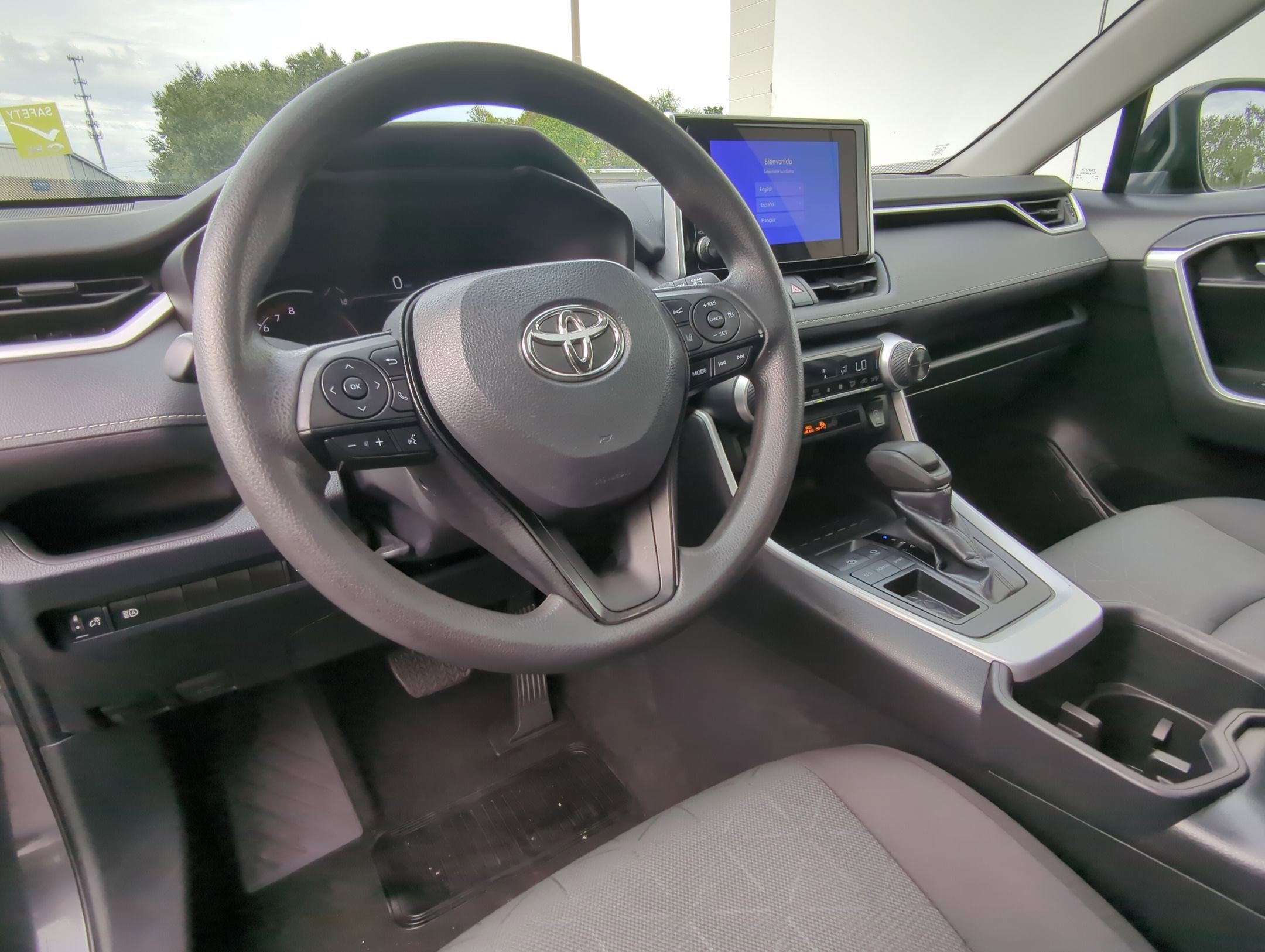 2024 Toyota RAV4 XLE photo 4