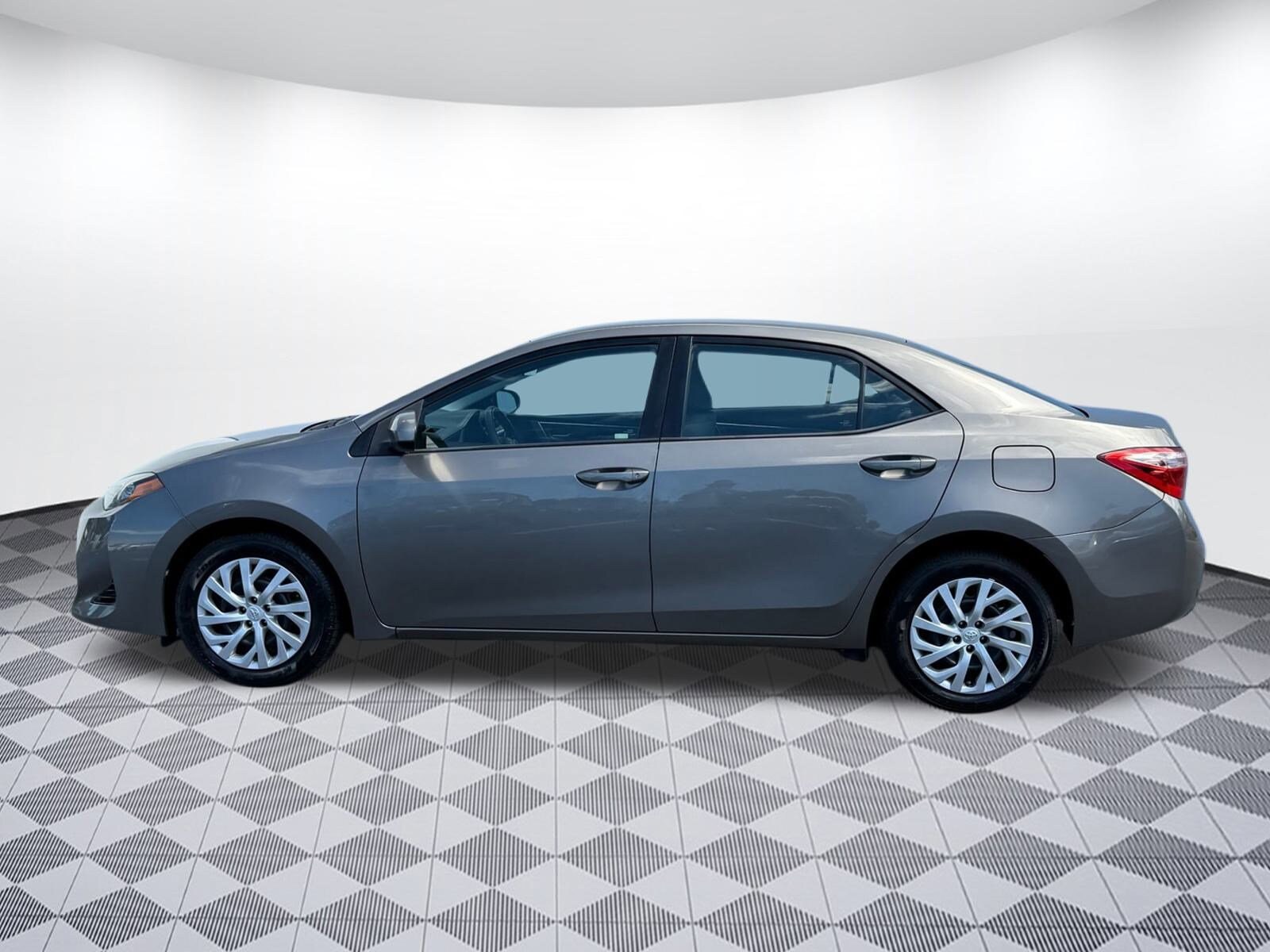 2018 Toyota Corolla LE photo 2