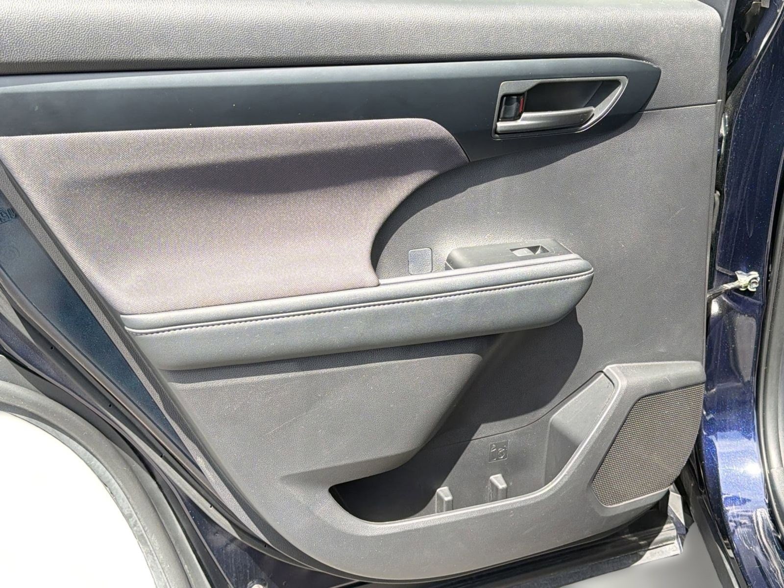 2025 Toyota Highlander LE - Photo 28