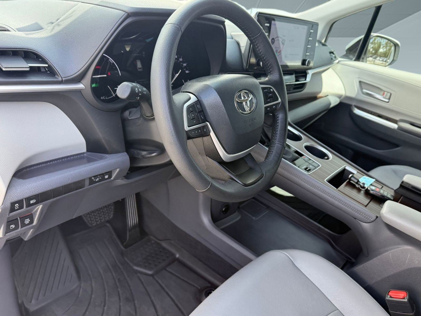2023 Toyota Sienna XLE photo 4