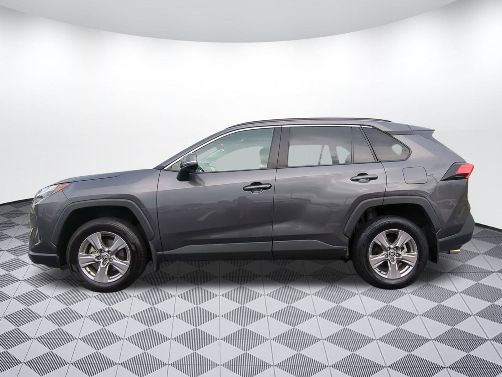 2024 Toyota RAV4 XLE photo 2
