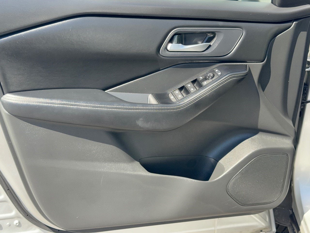 2025 Nissan Rogue SV - Photo 13
