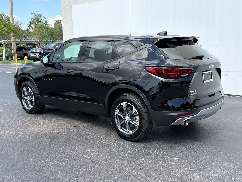 Used 2025 Chevrolet Blazer Blazer FWD 2LT (FWD 4dr LT w/2LT) SUV