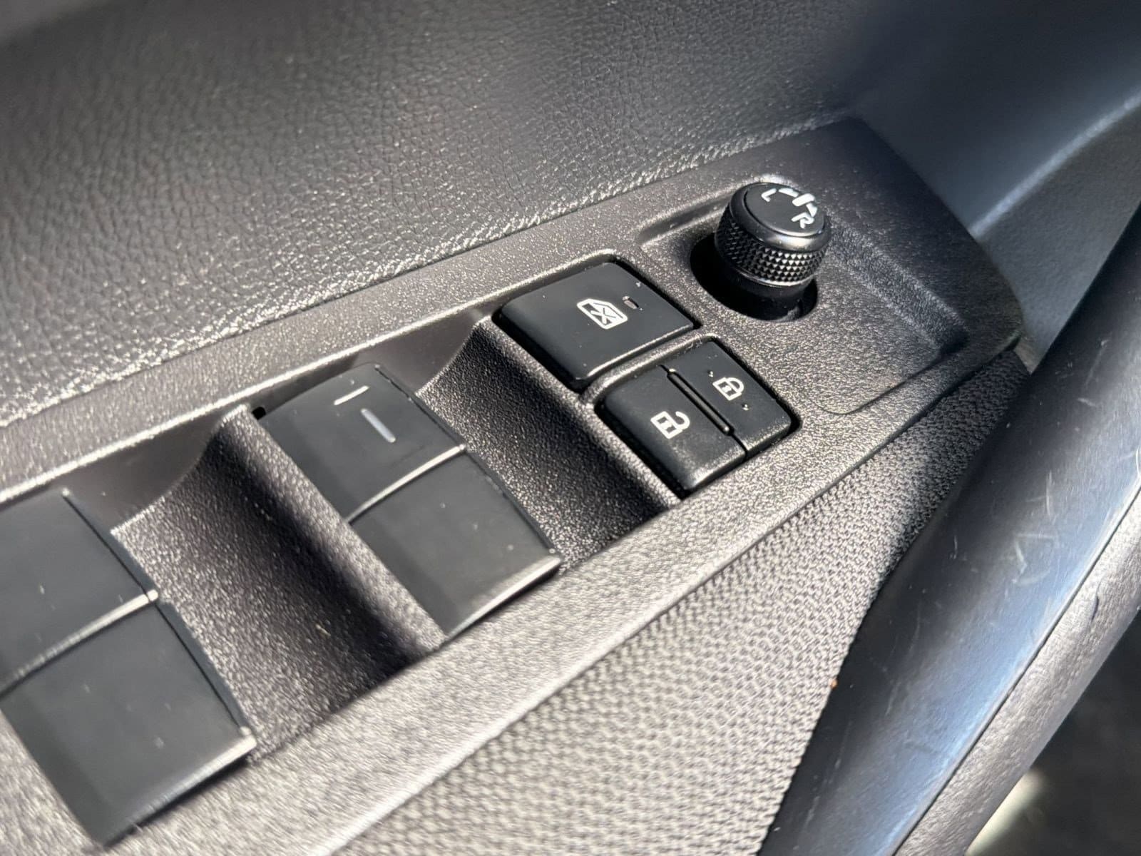 2025 Toyota Corolla LE - Photo 24