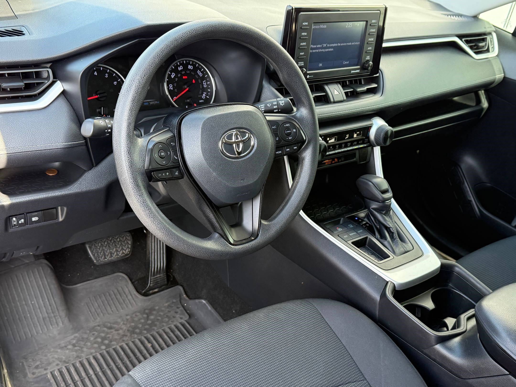 2021 Toyota RAV4 LE photo 3