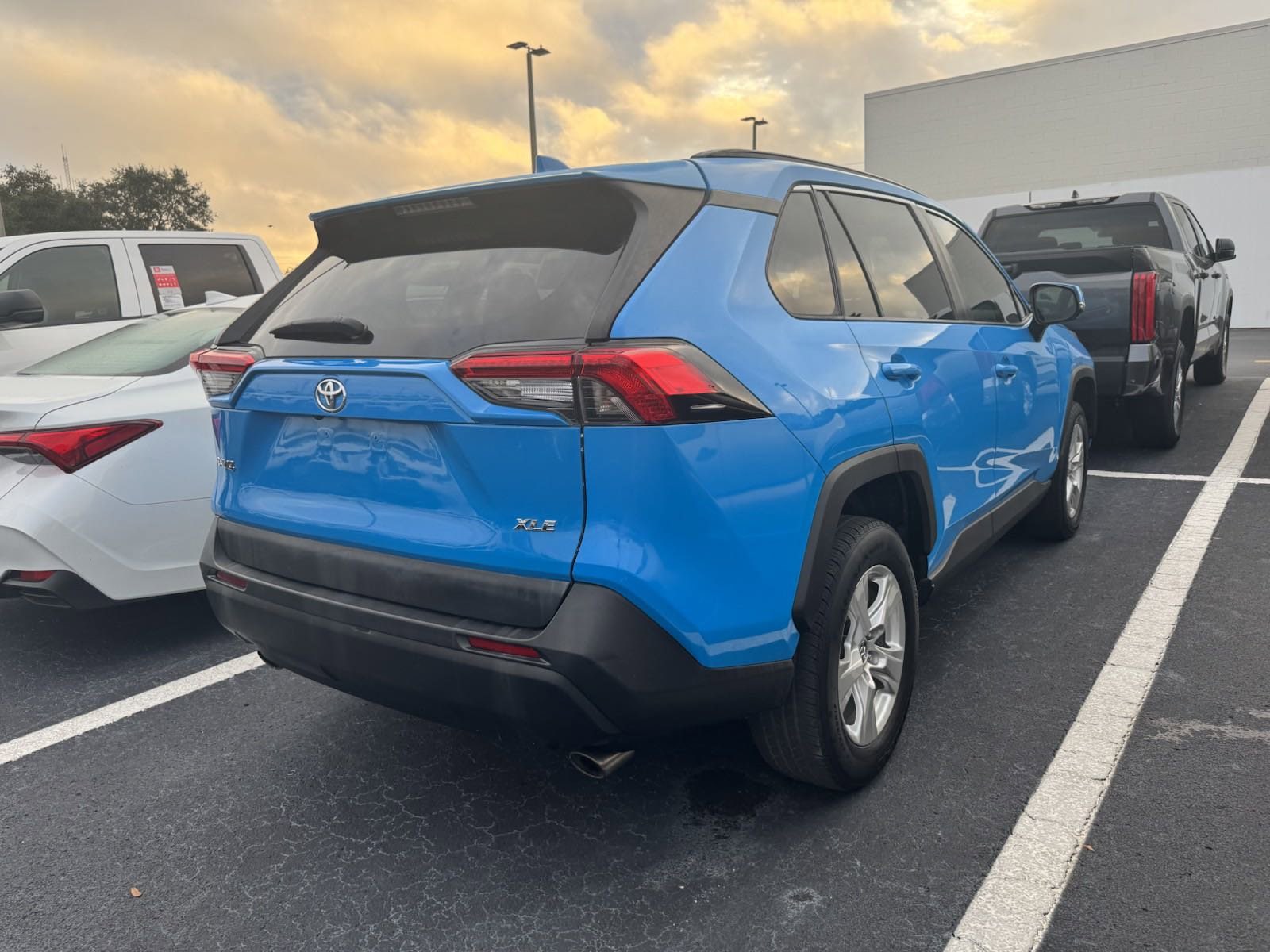 Used 2020 Toyota RAV4 XLE with VIN 2T3W1RFVXLW064190 for sale in Clearwater, FL