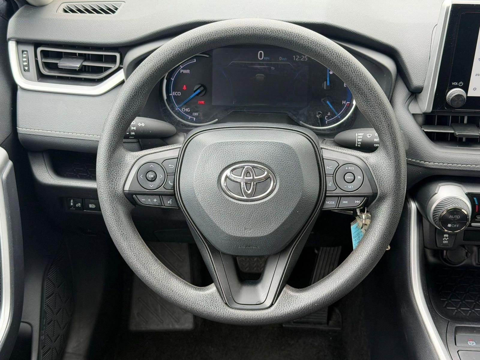 2025 Toyota RAV4 LE - Photo 16