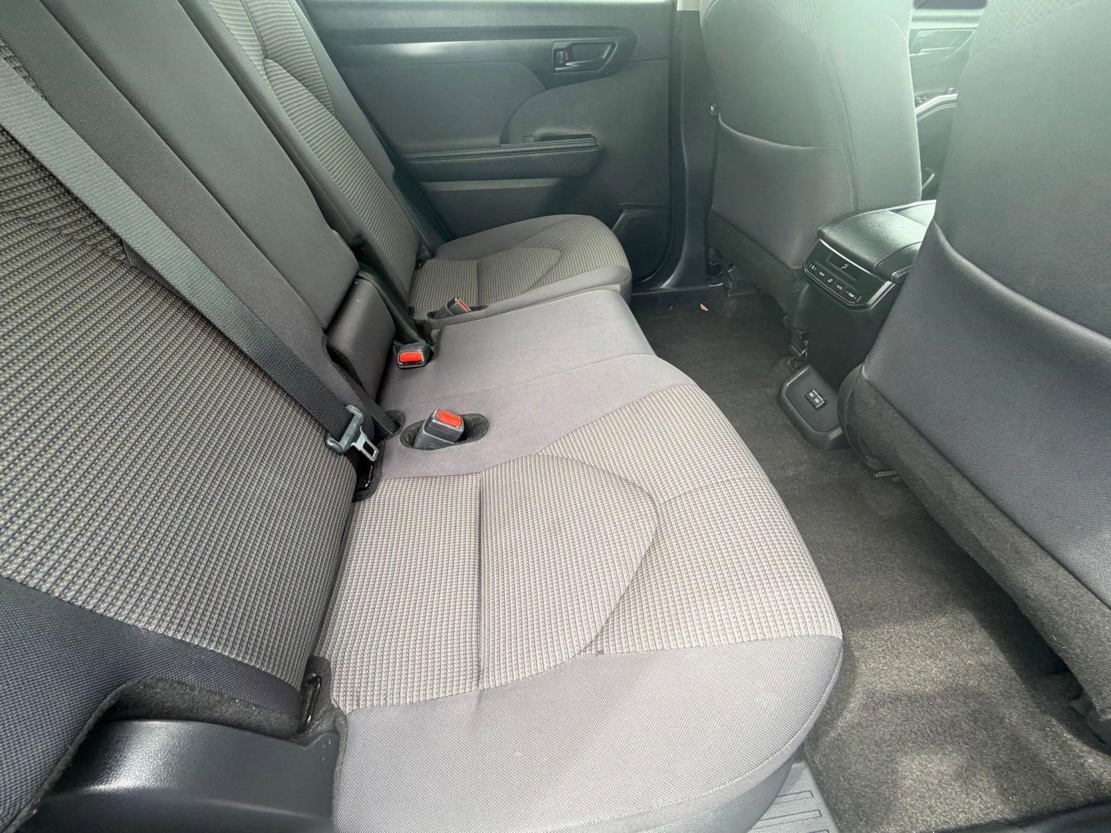 2025 Toyota Highlander LE - Photo 31