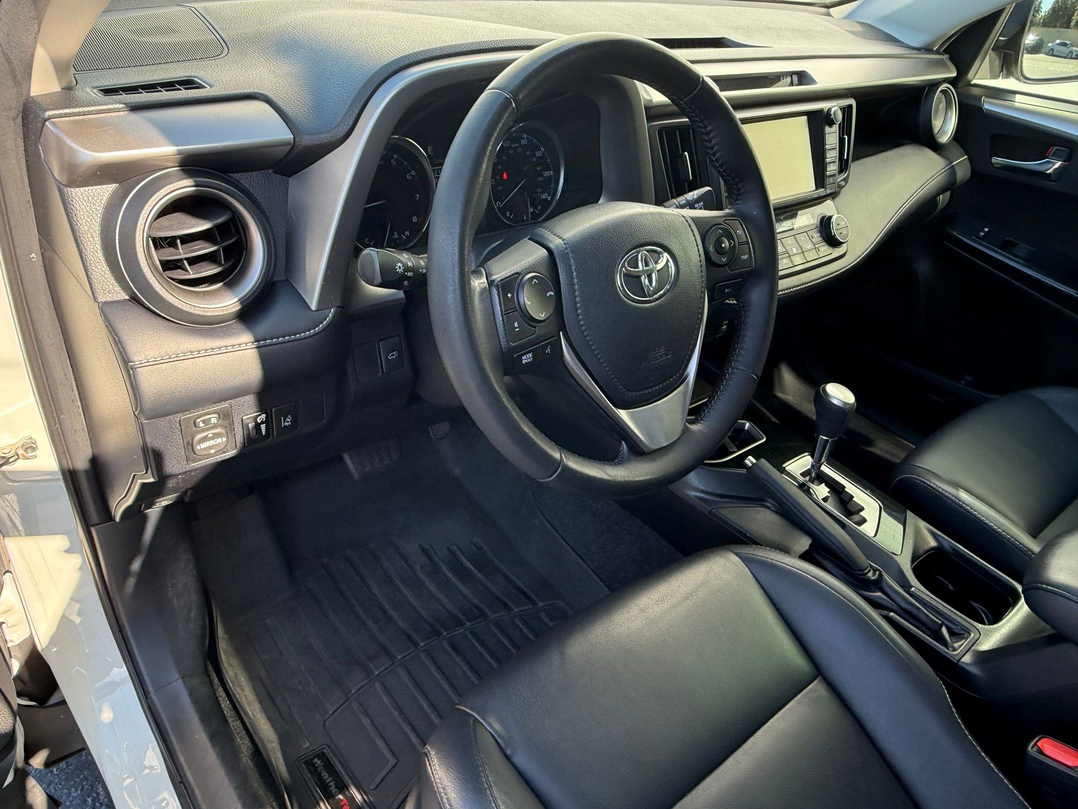 2018 Toyota RAV4 Limited photo 3