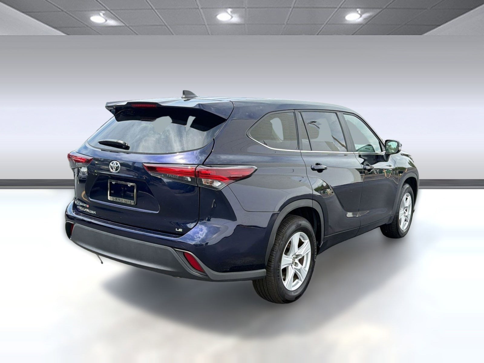2025 Toyota Highlander LE - Photo 9