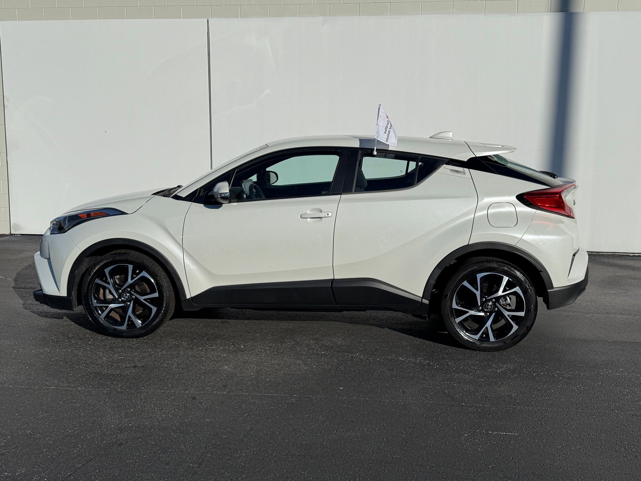 2019 Toyota C-HR XLE photo 2