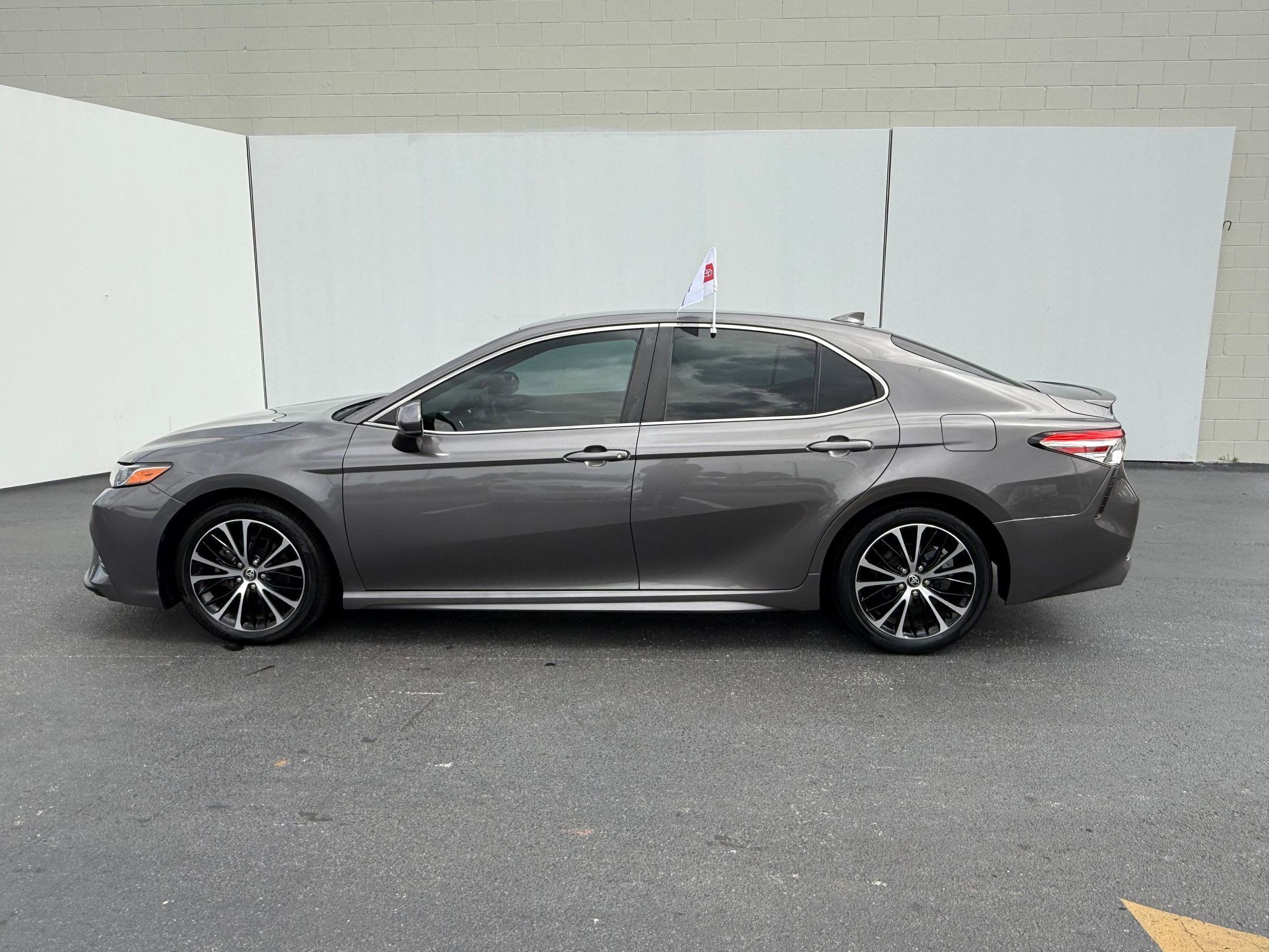 2020 Toyota Camry SE photo 2