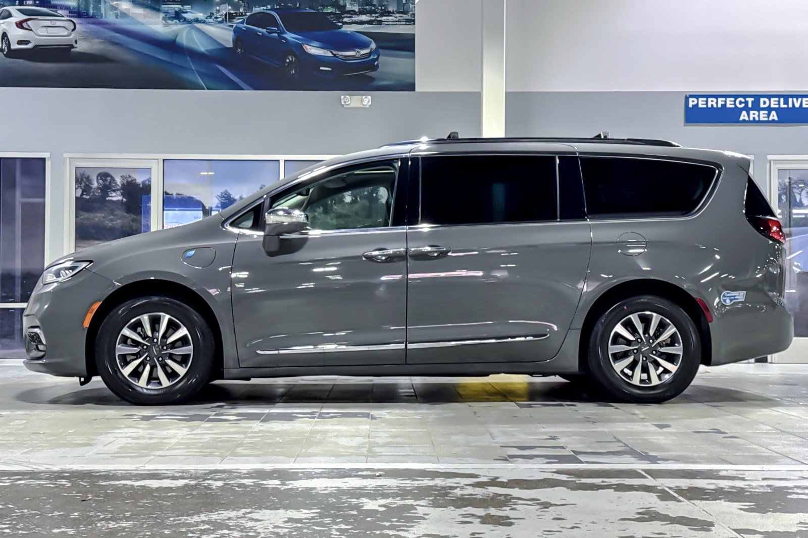 2021 Chrysler Pacifica Hybrid Limited photo 2