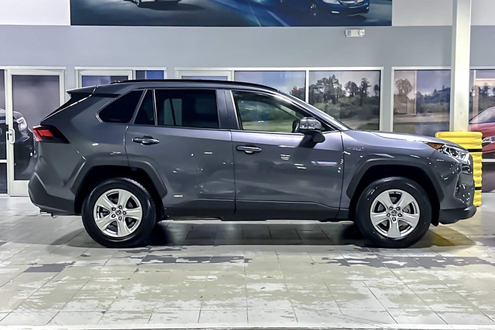 2021 Toyota RAV4 Hybrid XLE photo 6