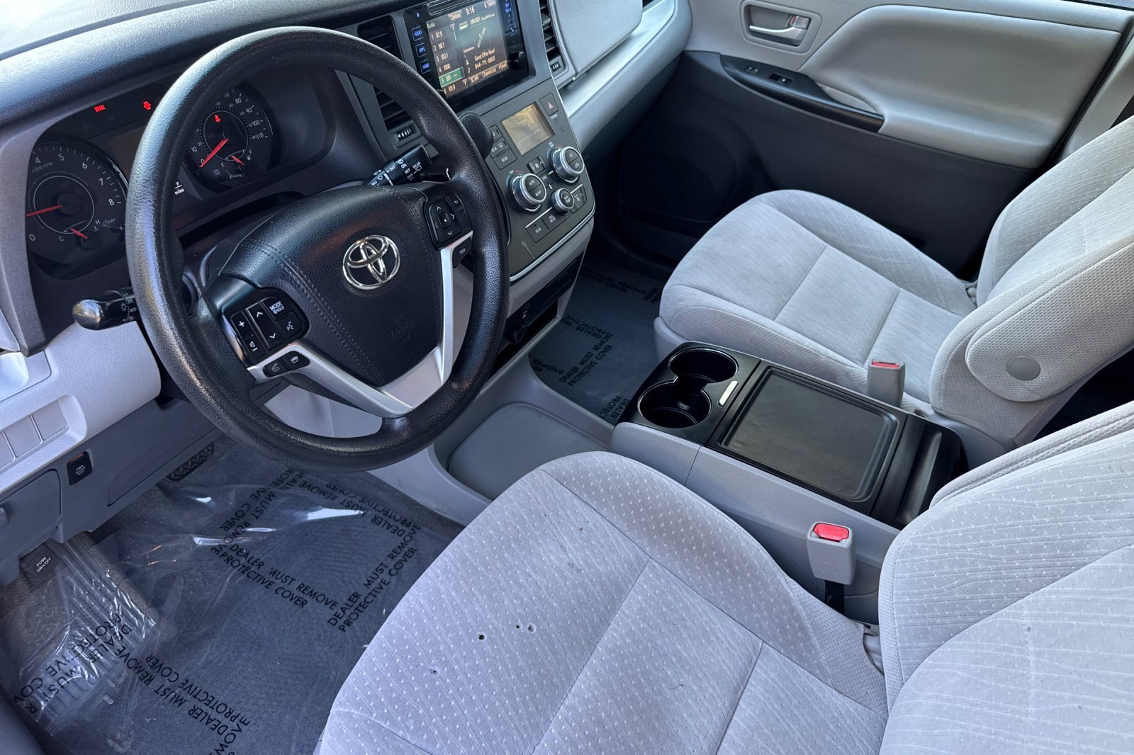2017 Toyota Sienna LE photo 4