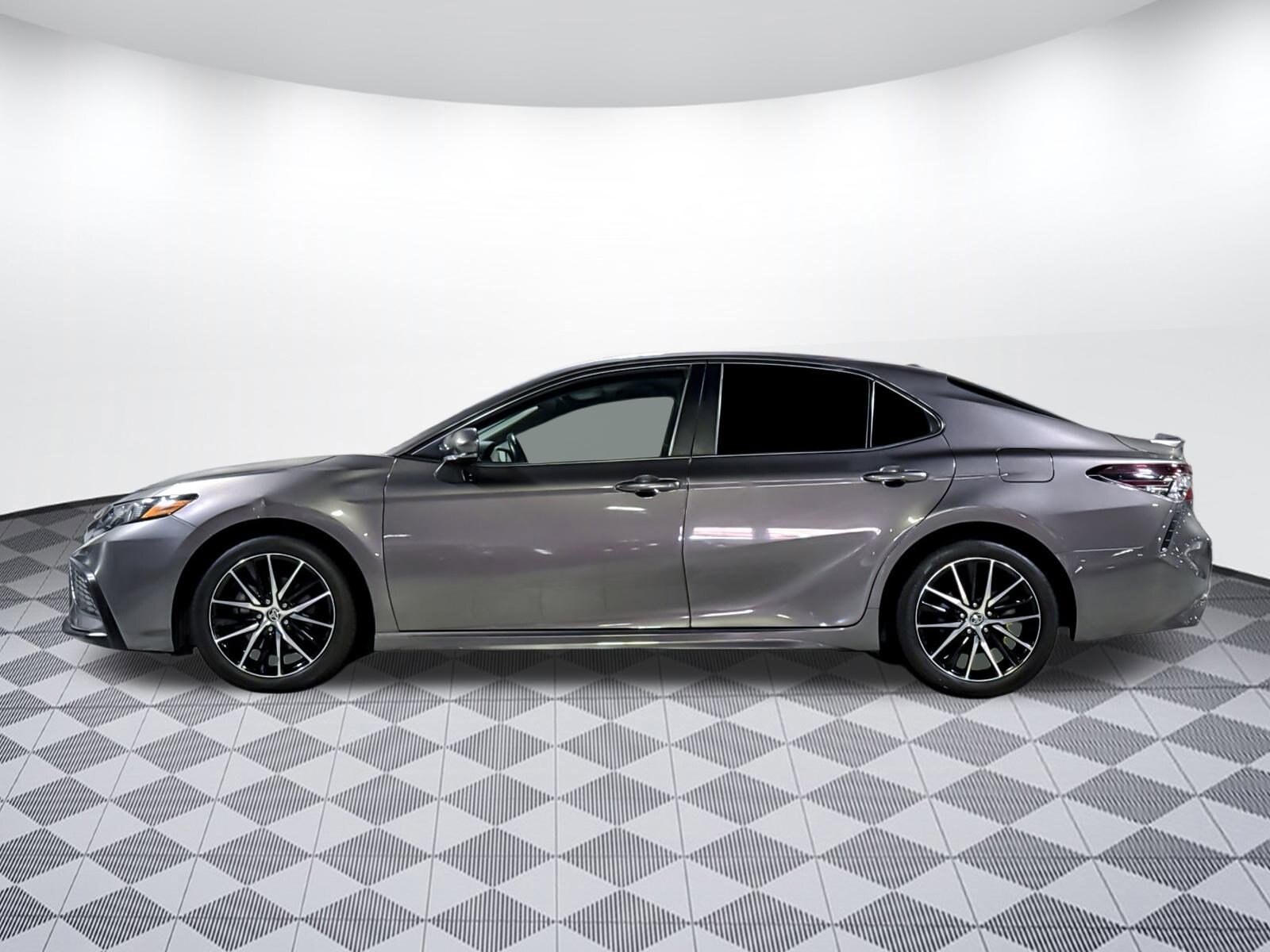 2022 Toyota Camry SE photo 2