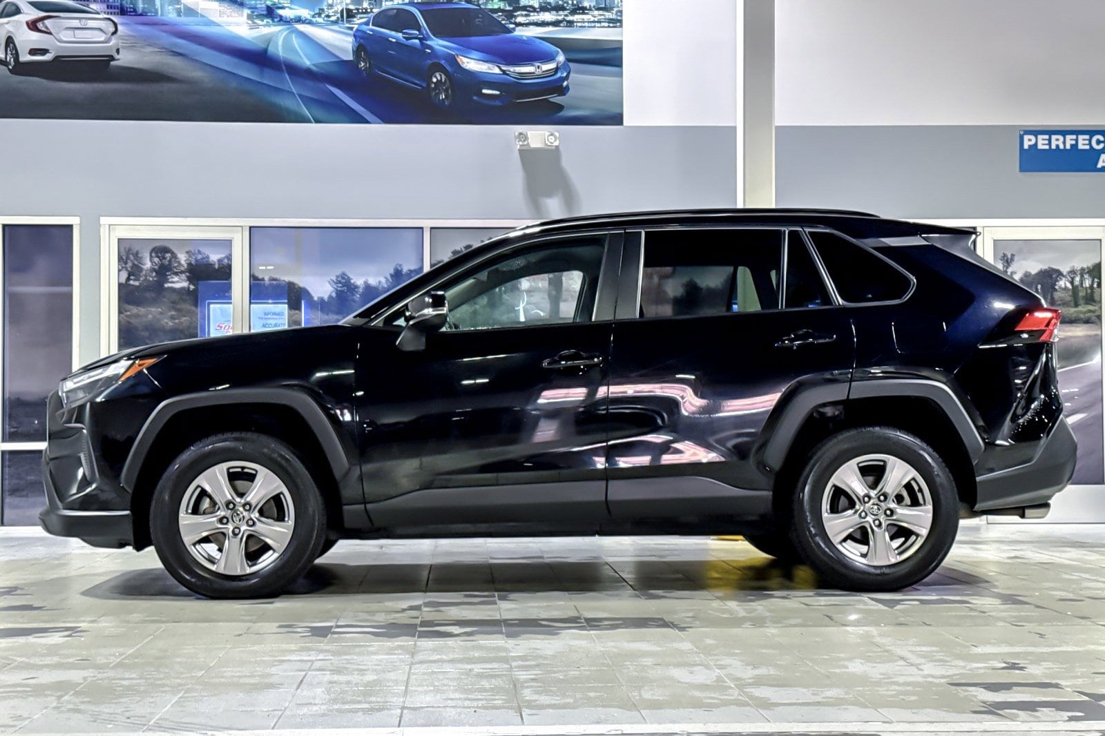 Used 2022 Toyota RAV4 XLE with VIN 2T3P1RFV0NW290942 for sale in Kansas City