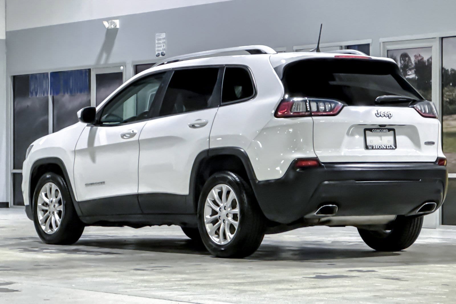 2019 Jeep Cherokee Latitude FWD photo 2