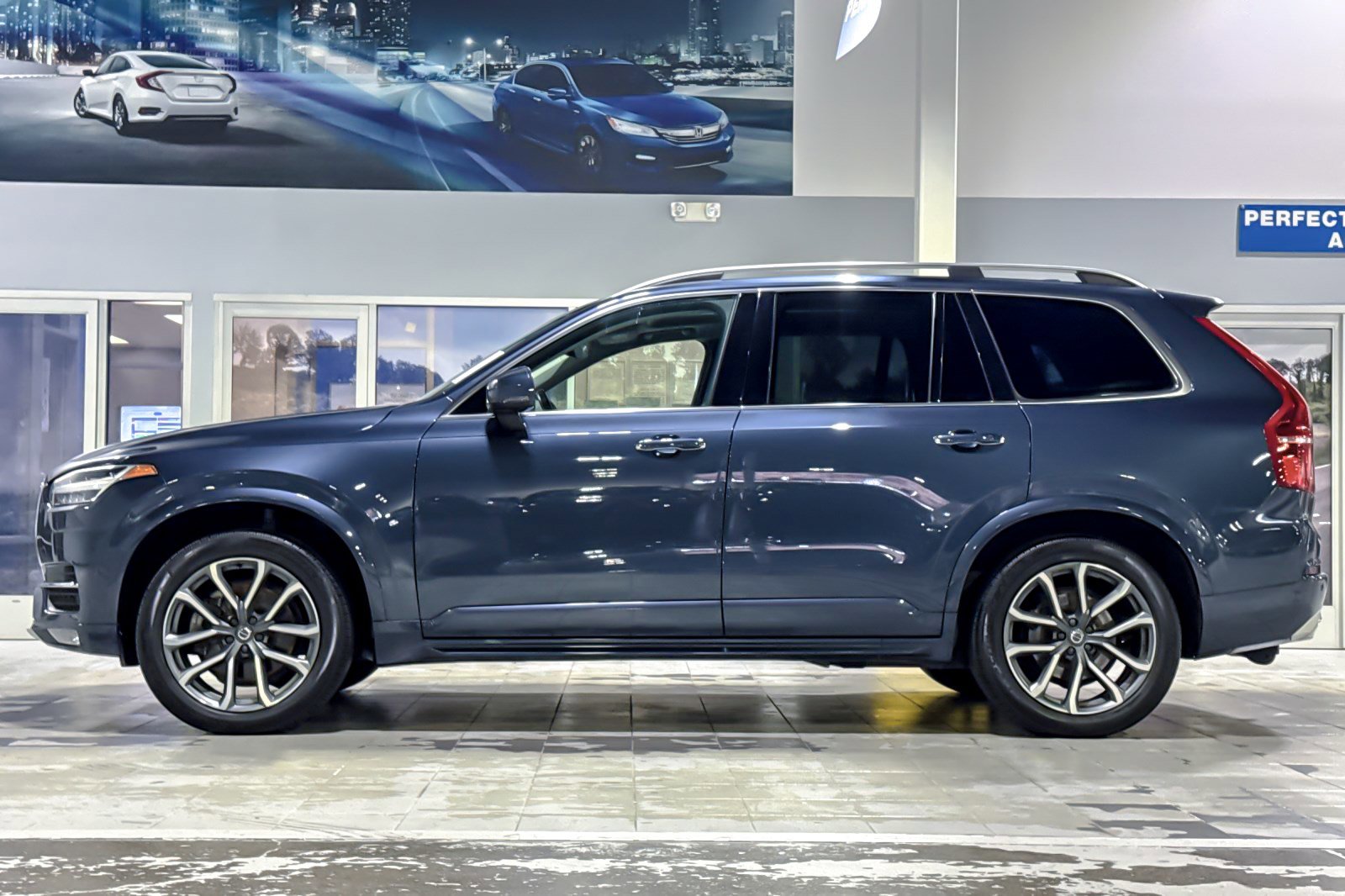 2018 Volvo XC90 T6 AWD Momentum photo 2
