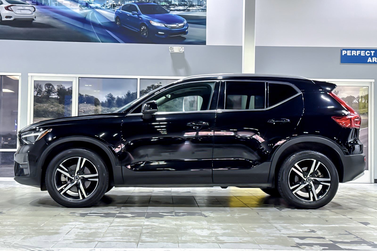 2024 Volvo XC40 Core photo 2