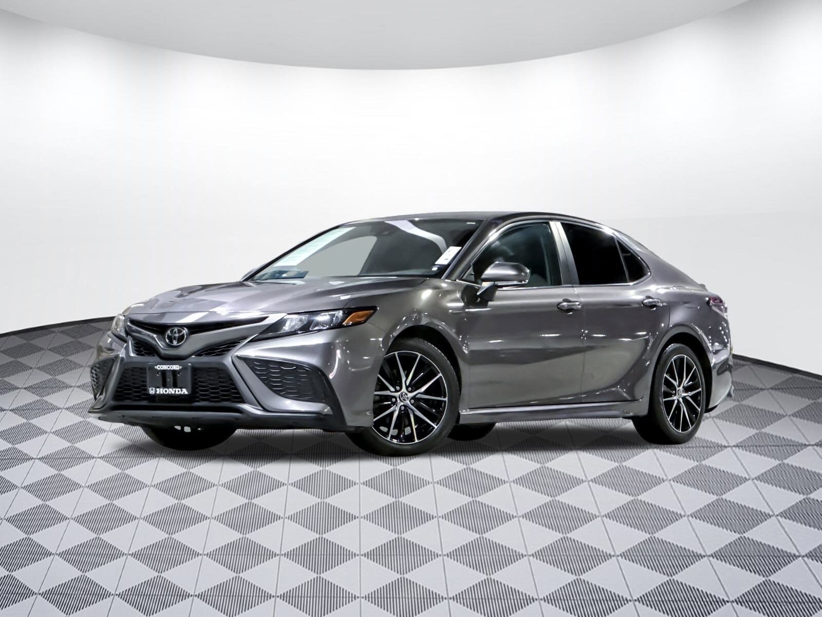 2022 Toyota Camry SE photo 3
