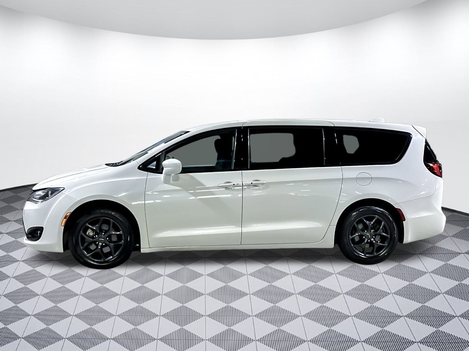 2018 Chrysler Pacifica Touring Plus photo 2