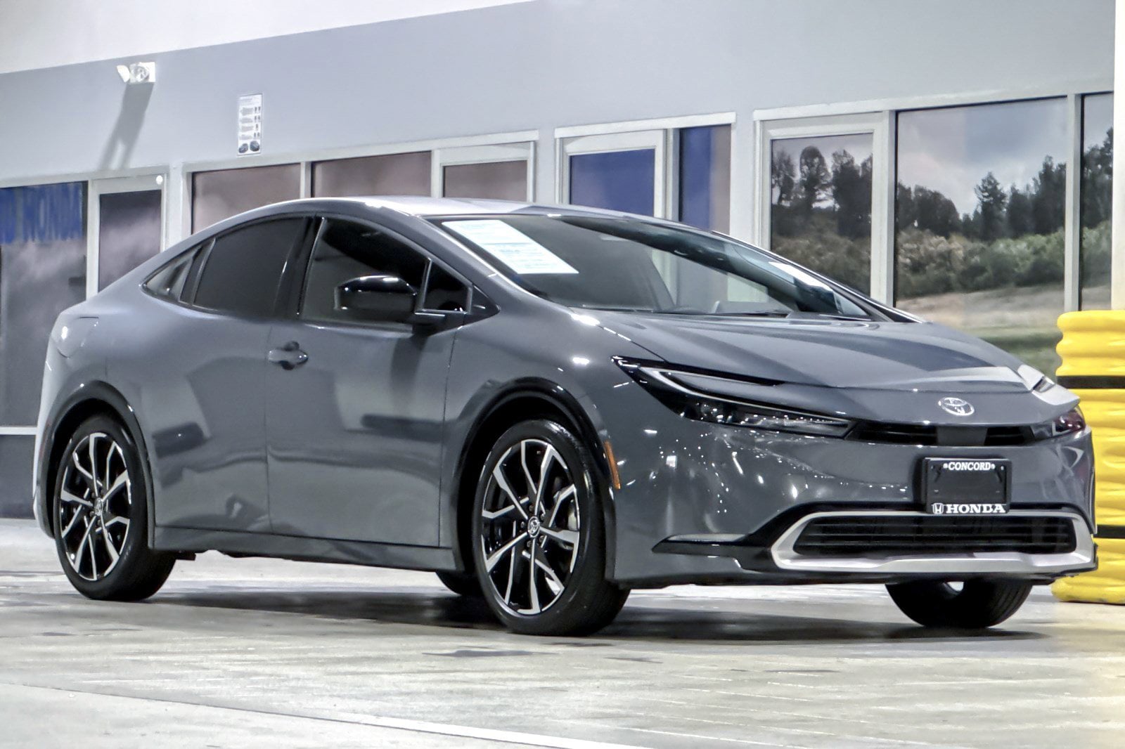 2025 Toyota Prius Plug-in Hybrid XSE photo 5