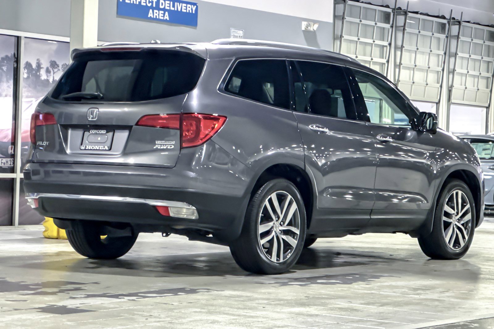 2017 Honda Pilot Touring AWD photo 3