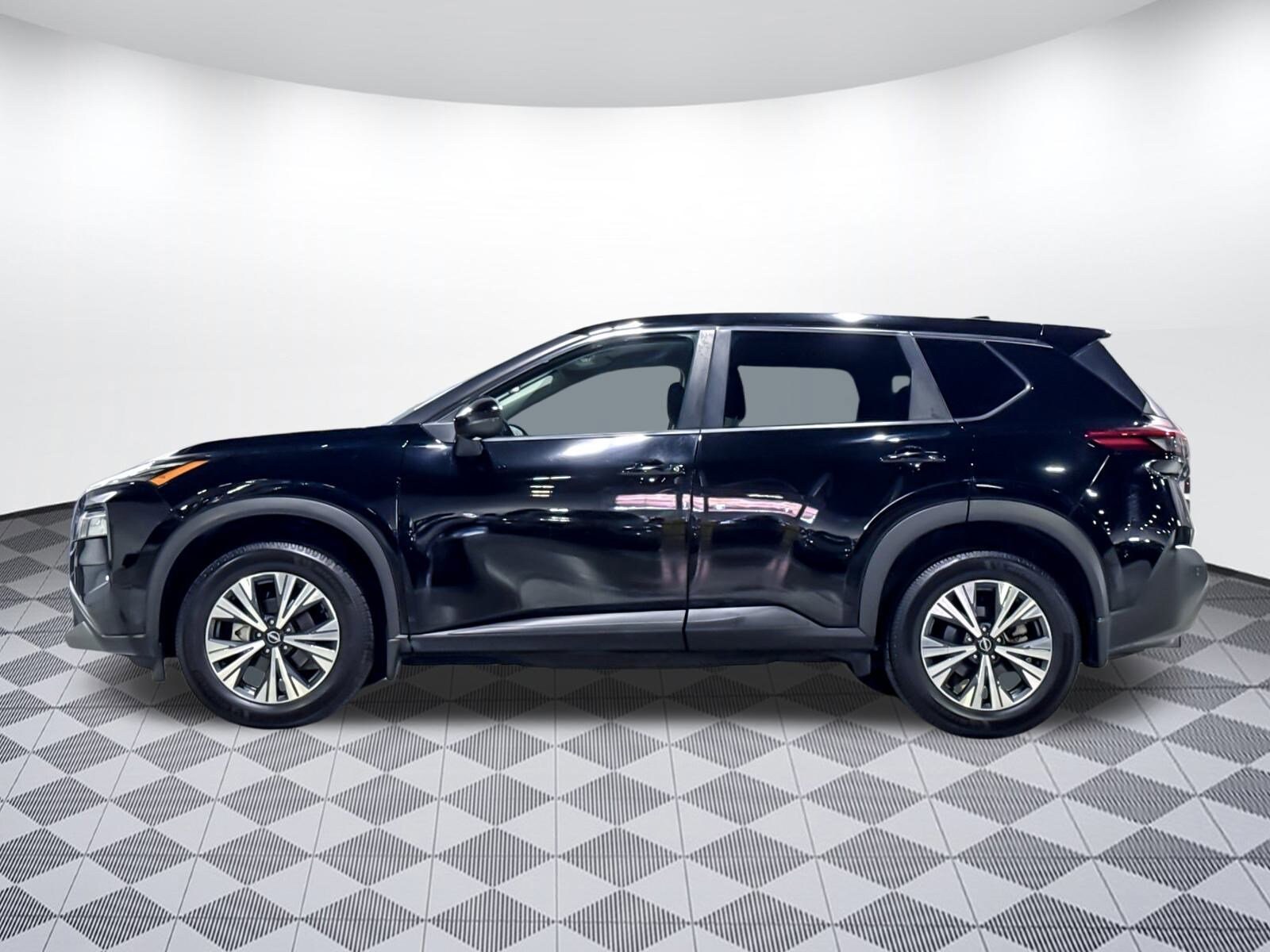 2022 Nissan Rogue SV photo 2