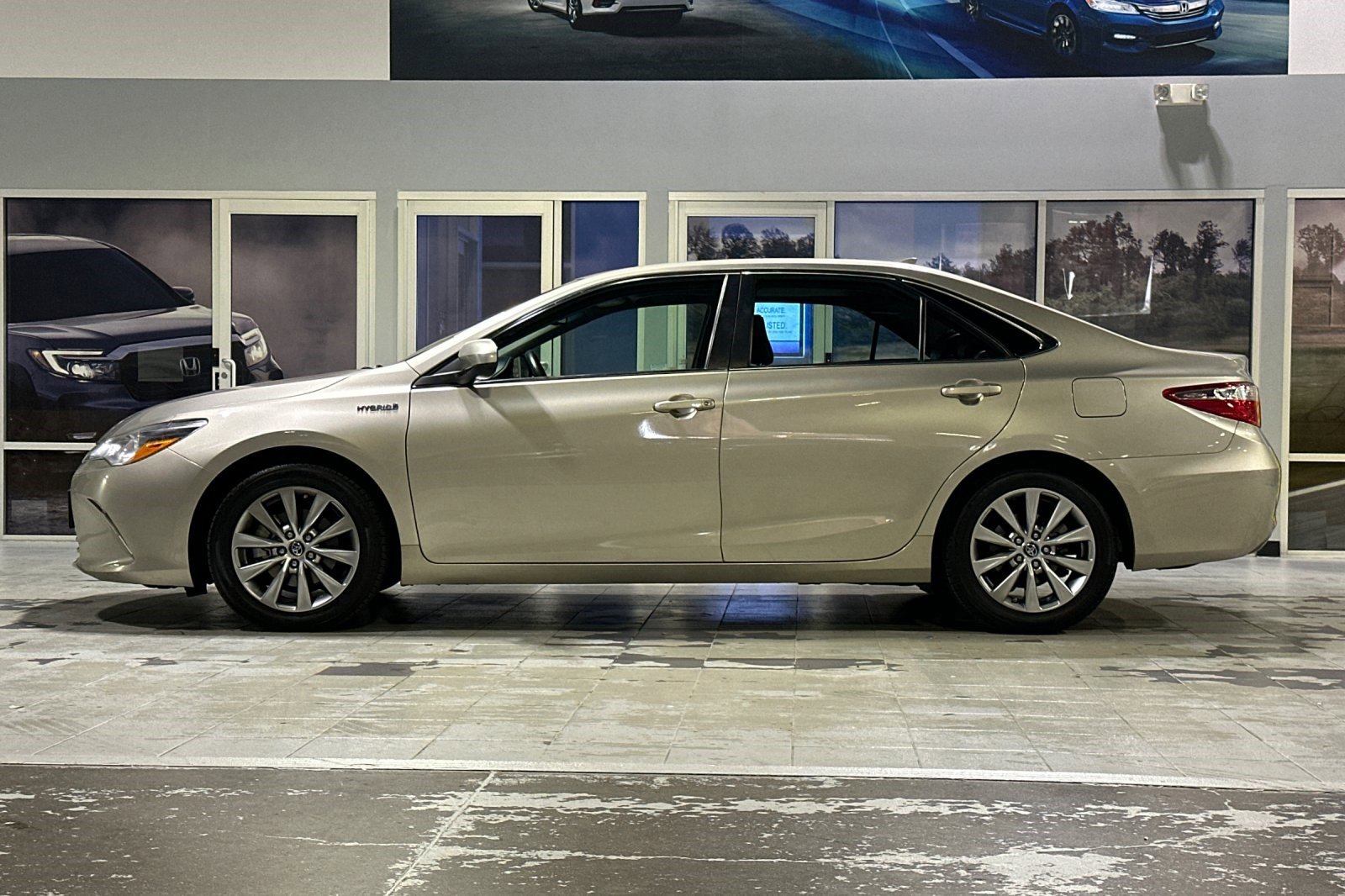 2017 Toyota Camry Hybrid XLE photo 2