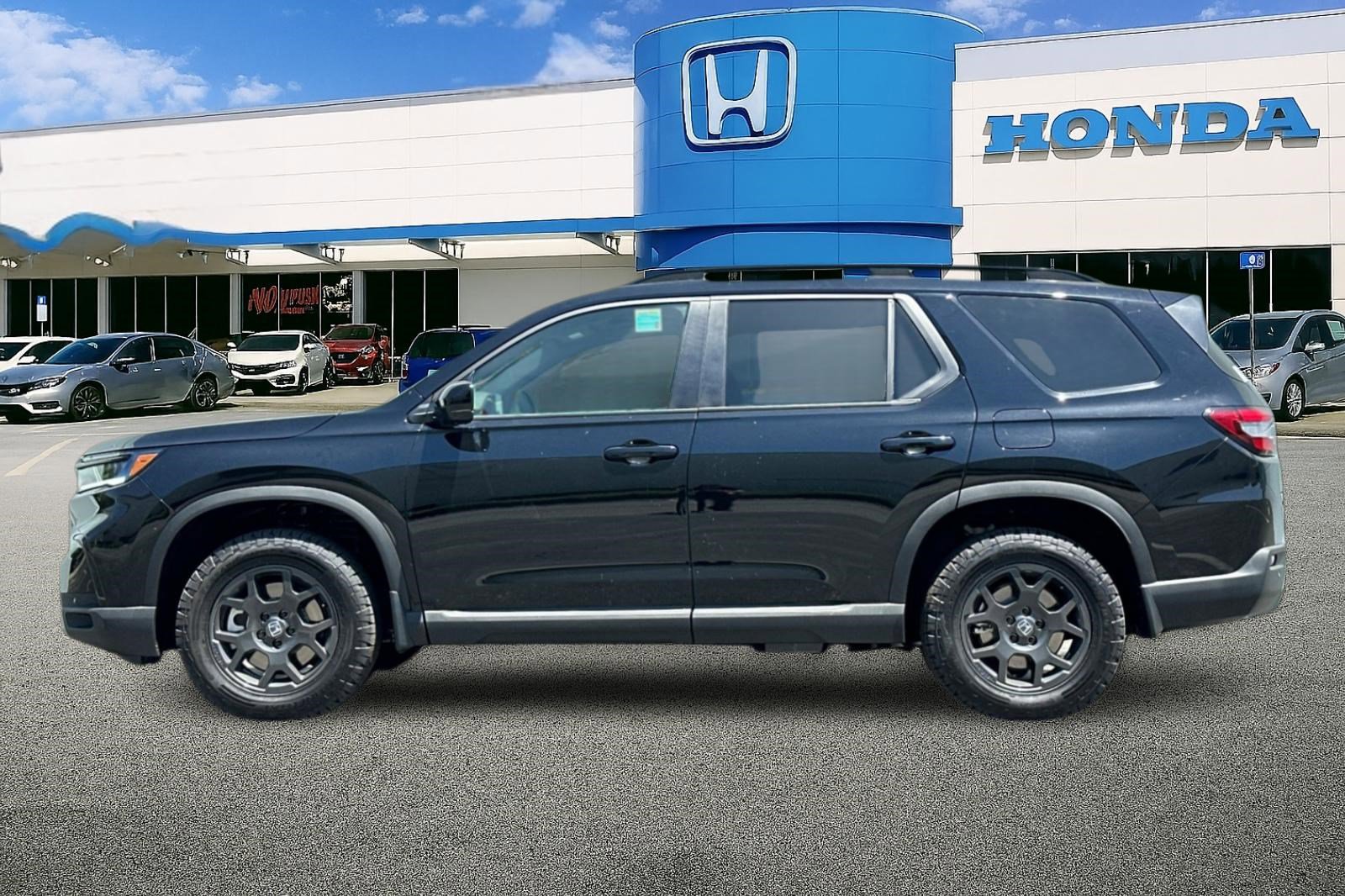 2025 Honda Pilot TrailSport photo 2