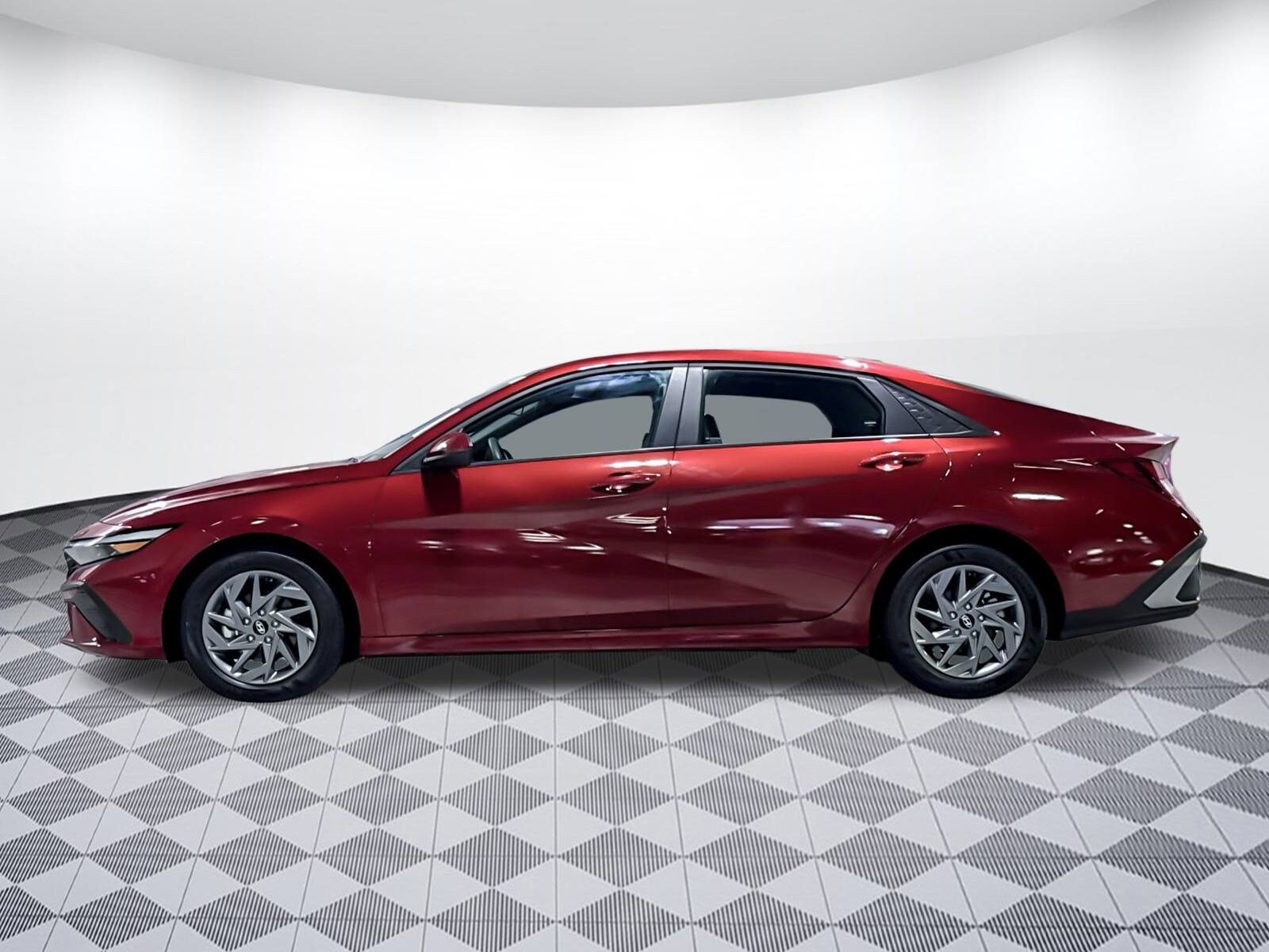 2024 Hyundai Elantra SEL photo 2
