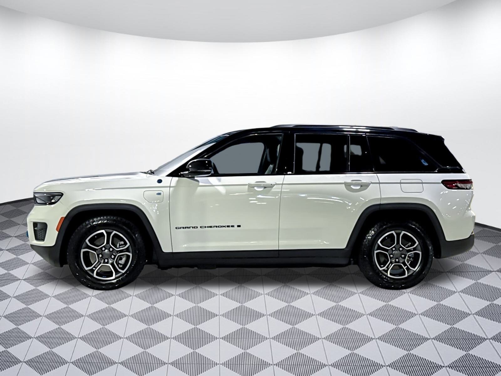 2023 Jeep Cherokee Trailhawk photo 2