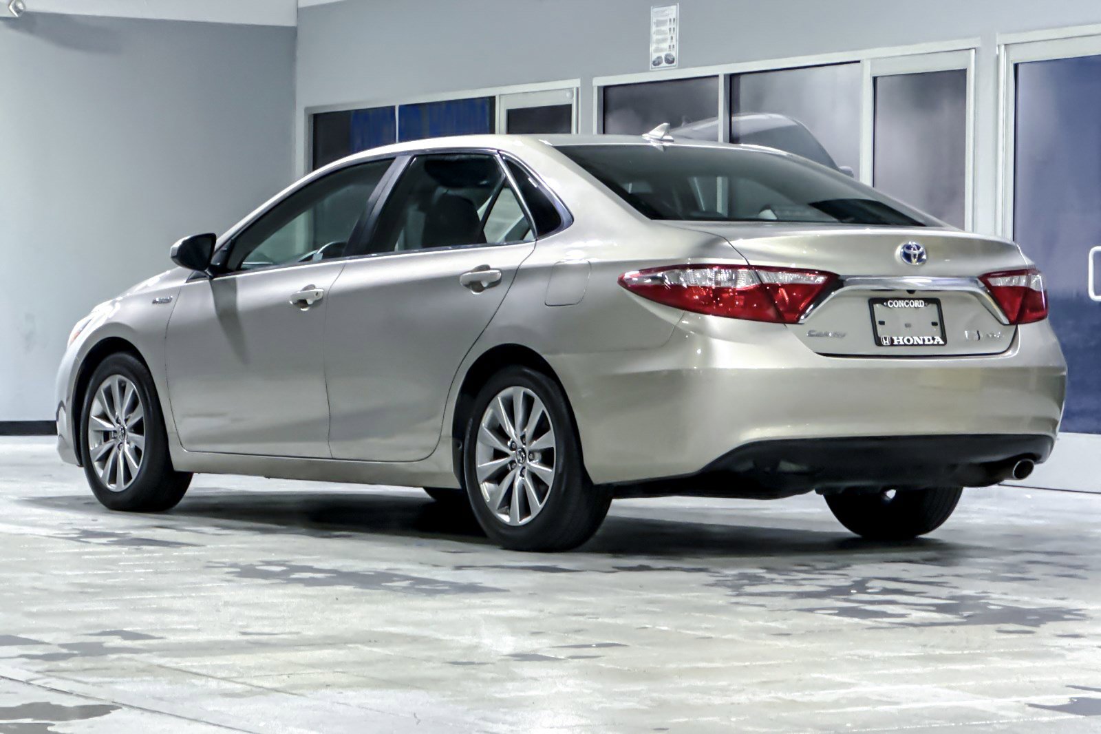 2017 Toyota Camry Hybrid XLE photo 3