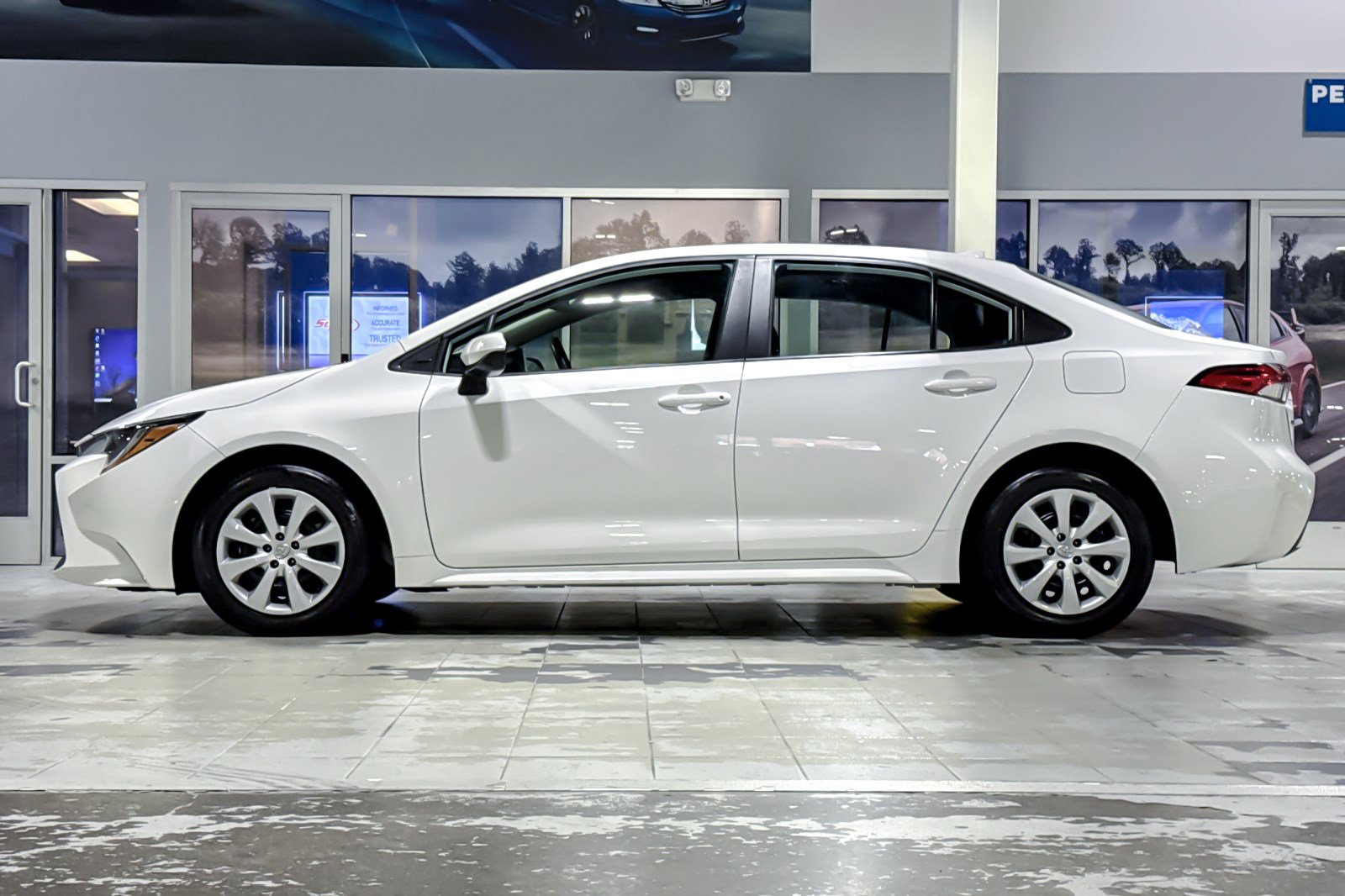 2022 Toyota Corolla LE photo 2