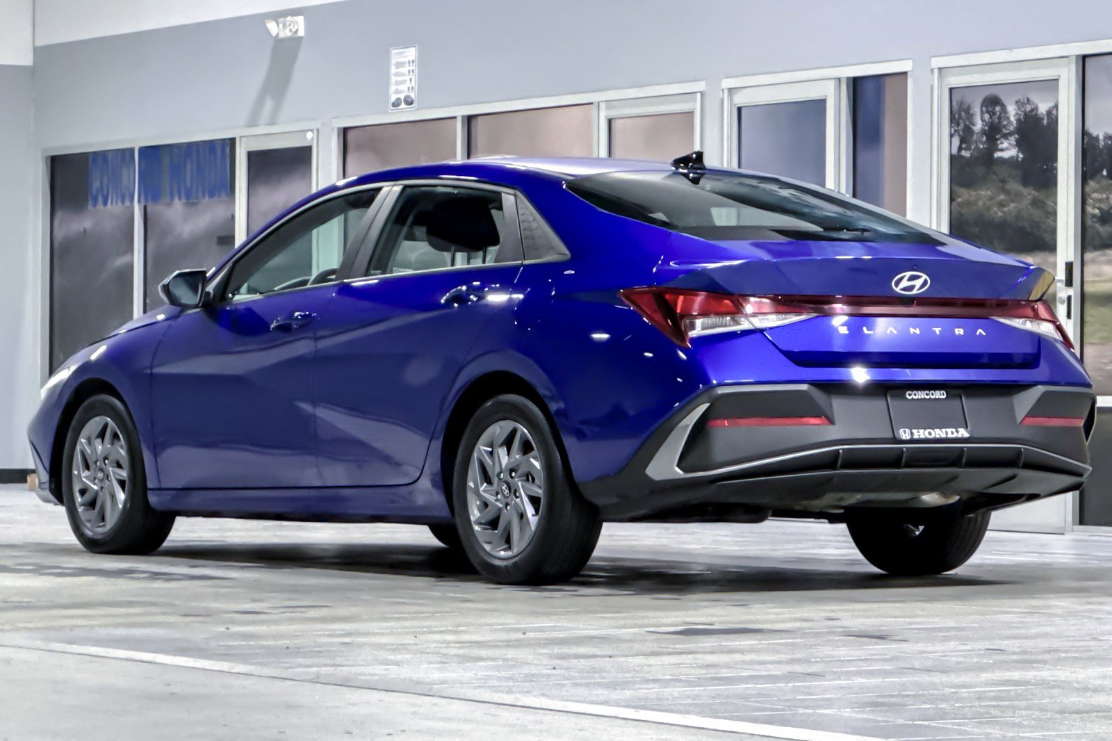 2024 Hyundai Elantra SEL photo 3