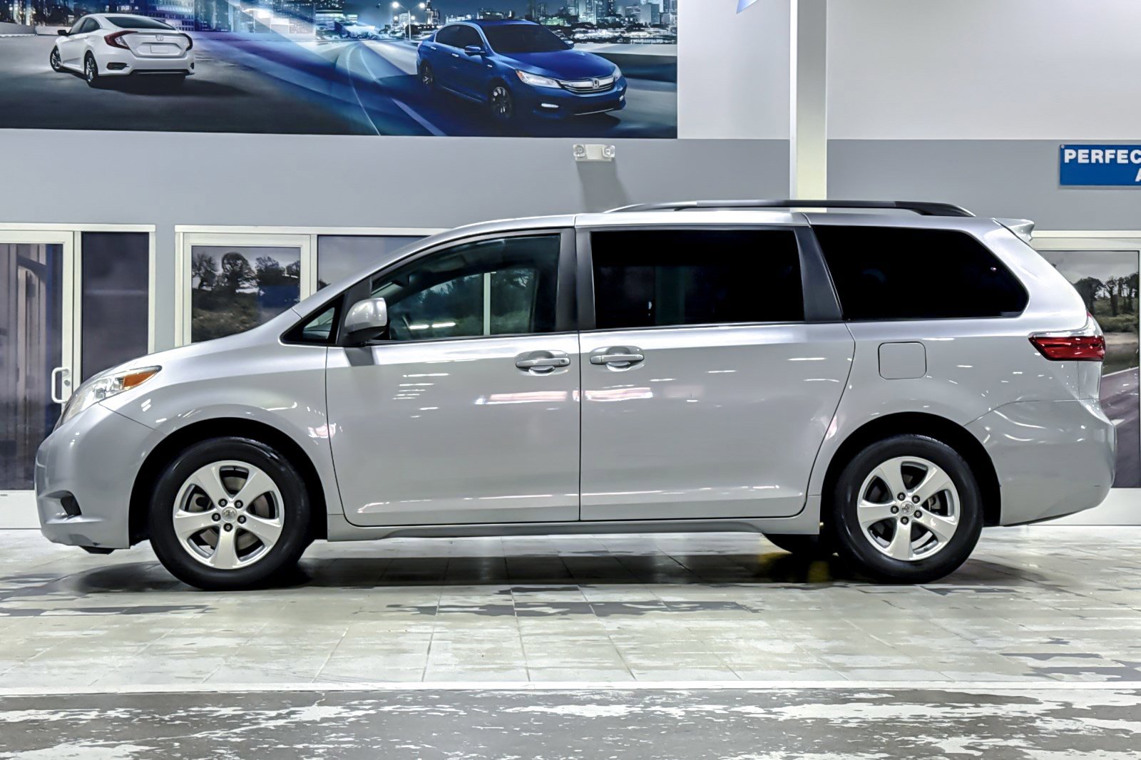 2017 Toyota Sienna LE photo 2