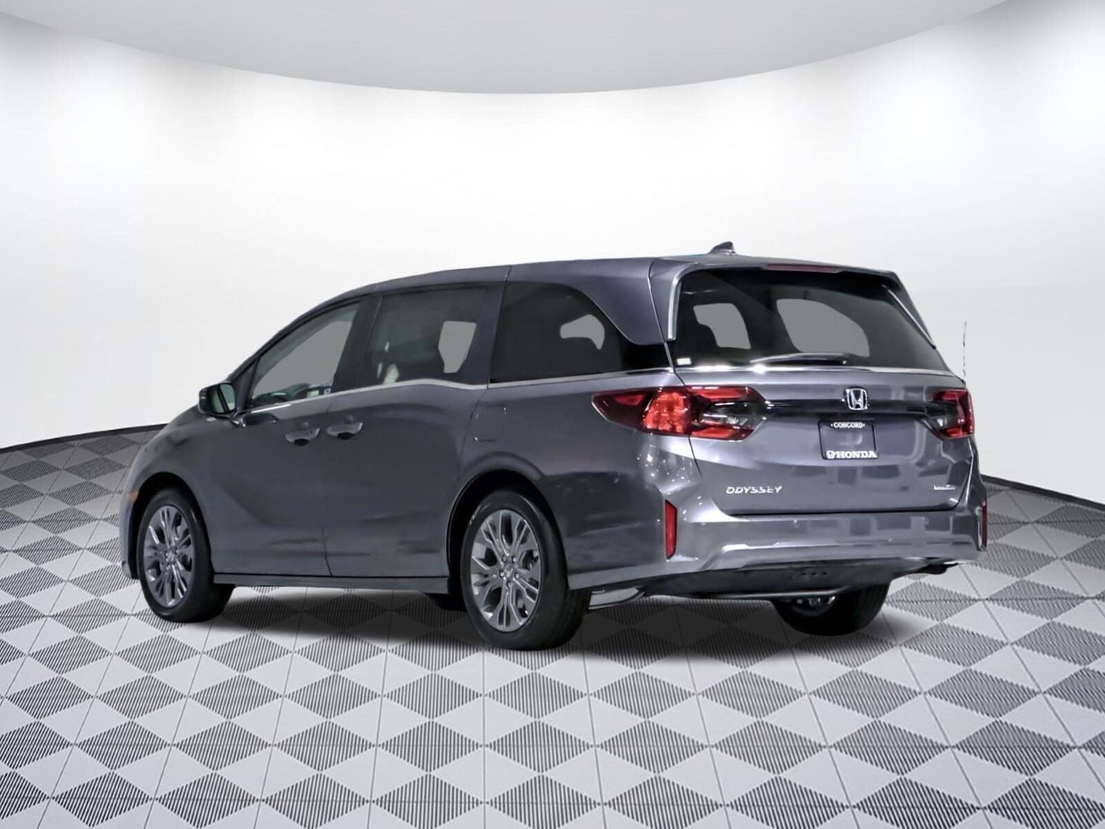 2026 Honda Odyssey Touring photo 3