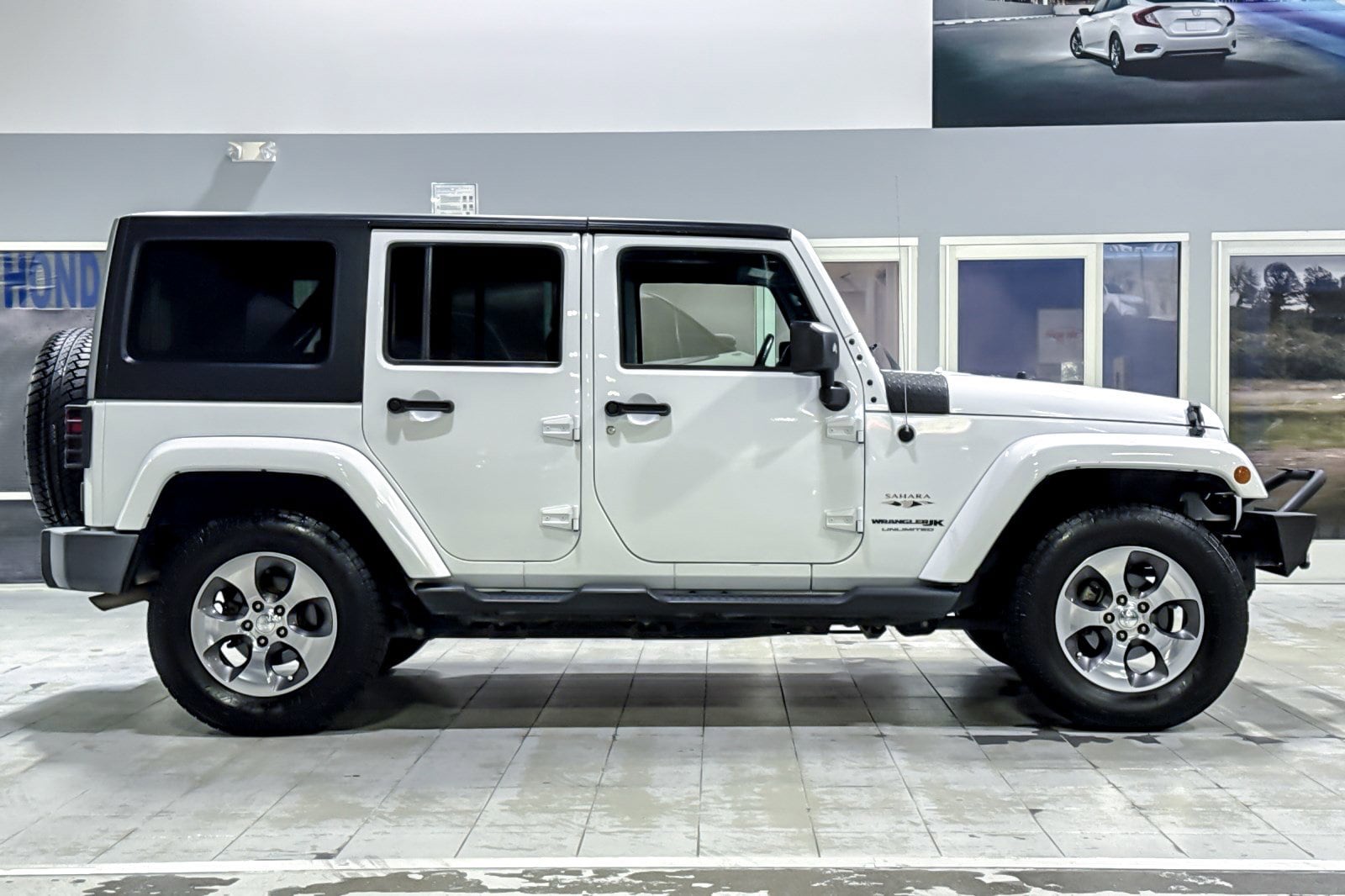 2018 Jeep Wrangler JK Unlimited Sahara 4x4 photo 3