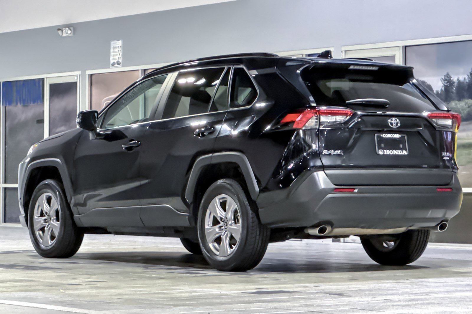 2022 Toyota RAV4 XLE photo 2