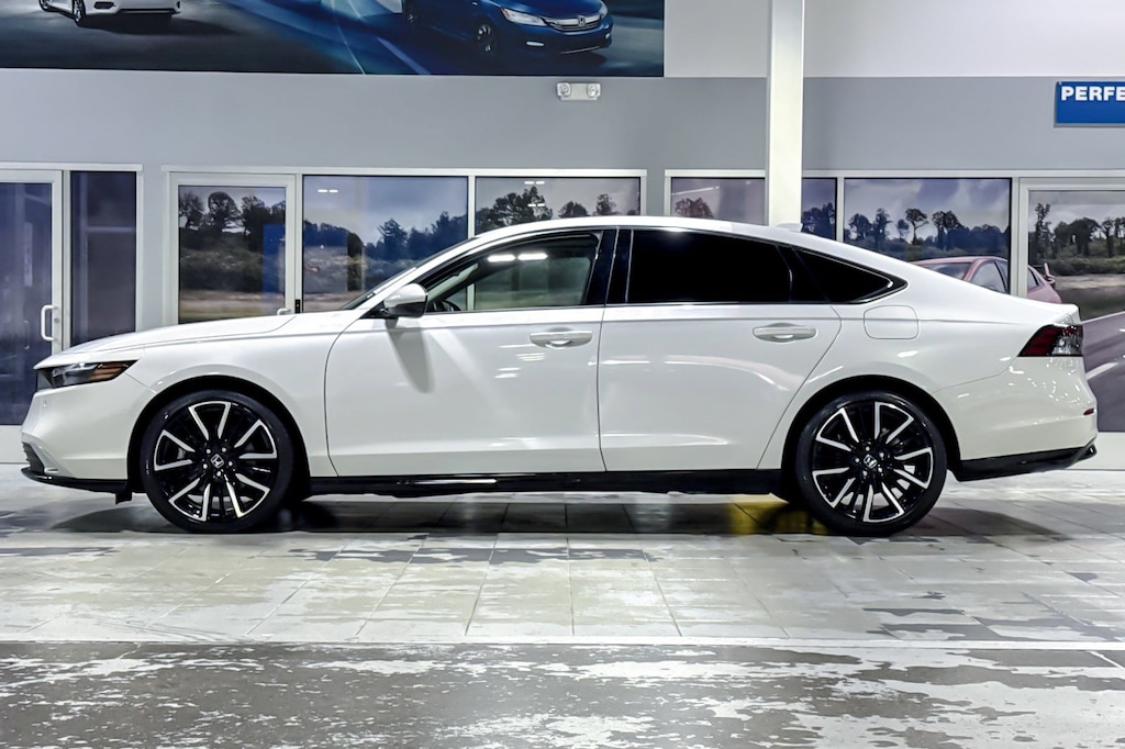 Used 2023 Honda Accord Hybrid Touring w/BSI Sedan
