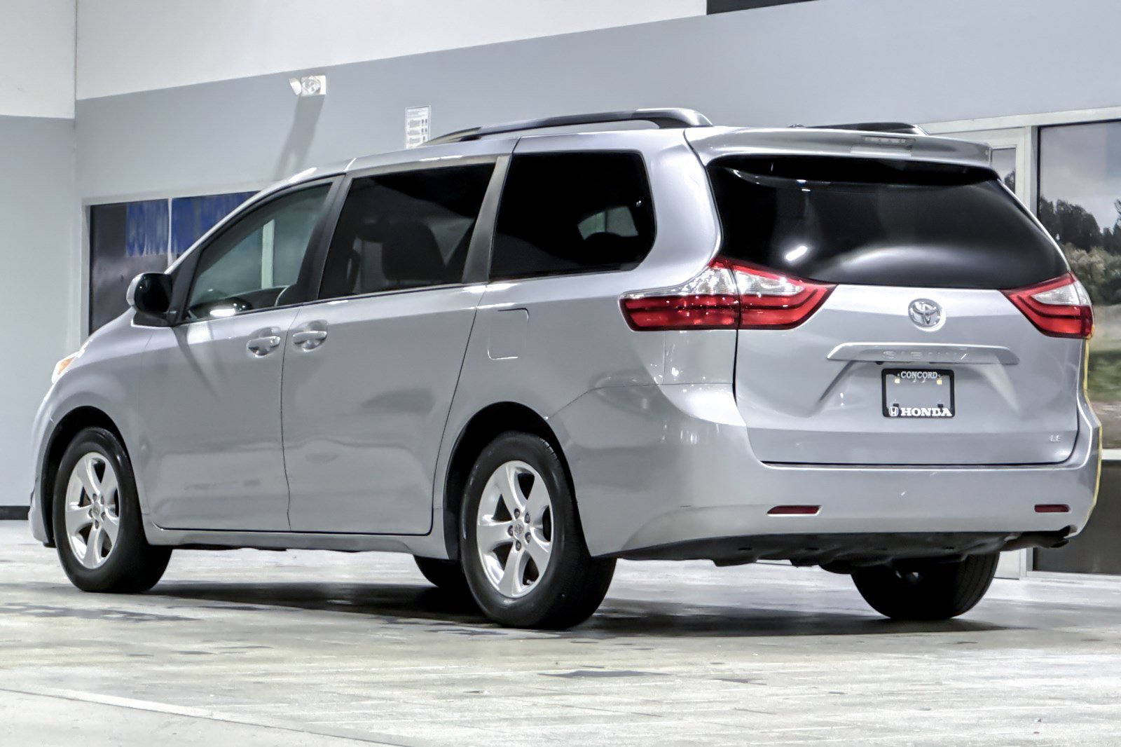 2017 Toyota Sienna LE photo 3