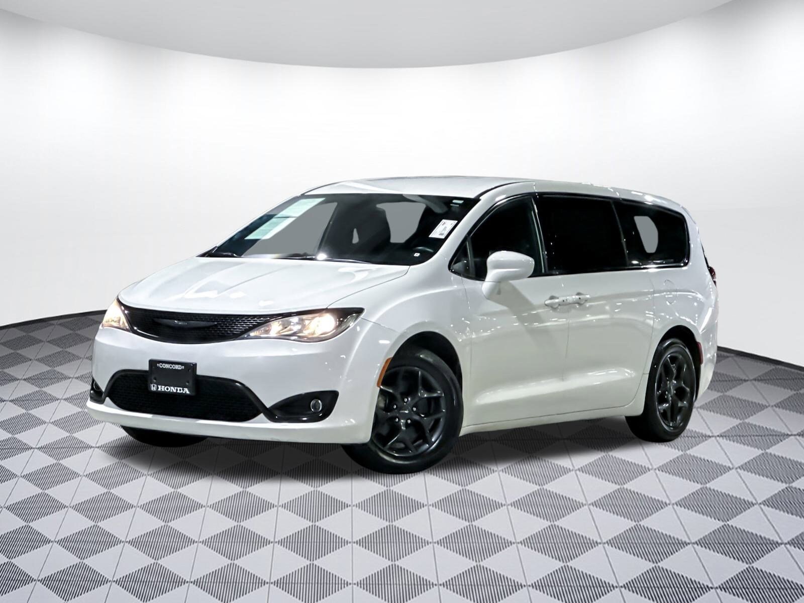 2018 Chrysler Pacifica Touring Plus photo 3