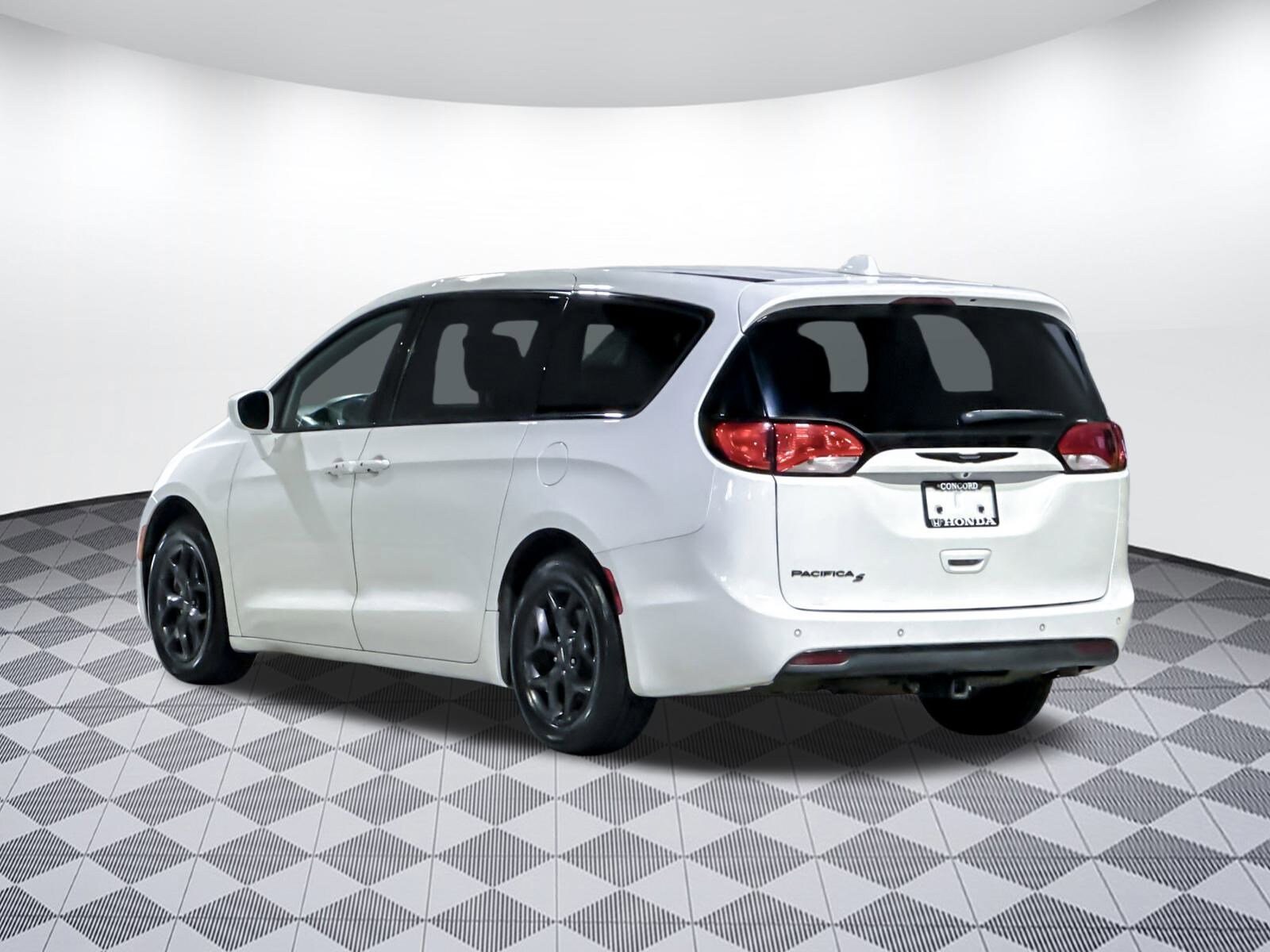 2018 Chrysler Pacifica Touring Plus photo 4